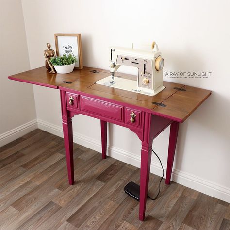 Painted Sewing Machine, Singer Table, Old Sewing Machine Table, Old Sewing Tables, Diy Bedside Table, Rethunk Junk Paint, Old Sewing Machine, Scratched Wood, Dark Pink Color