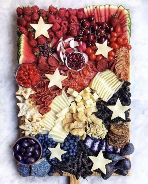 Charcuterie Board Ideen, Plateau Charcuterie, Patriotic Food, 4th Of July Desserts, Charcuterie Inspiration, Fourth Of July Food, Snack Board, Party Food Platters, Charcuterie And Cheese Board