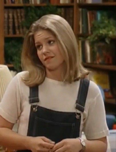 Dj Full House, Candace Cameron Bure Hairstyles, 90s Fashion Overalls, Fashion Over The Decades, Dj Tanner, 80s Fashion Outfits, 90s Inspired Outfits, Candace Cameron, Candace Cameron Bure