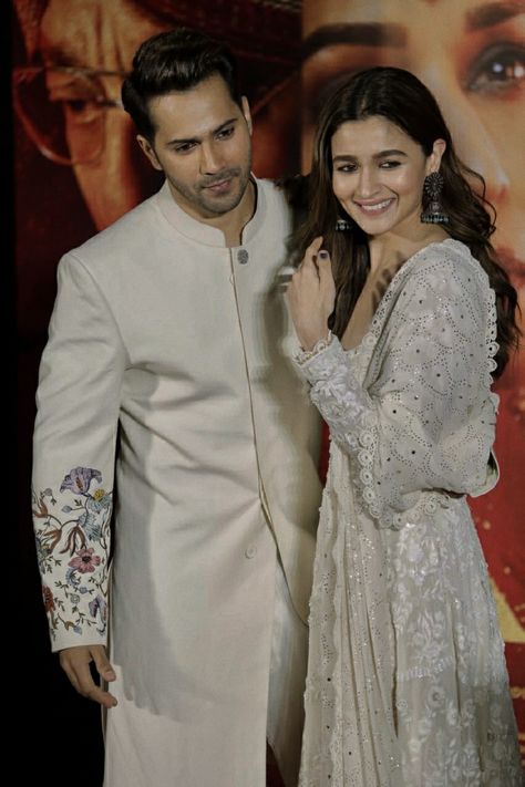 Varun Dhawan Wallpaper, Varun Alia, Alia Bhatt Varun Dhawan, Alia And Varun, Best Couple Pictures, Alia Bhatt Photoshoot, Zayn Malik Pics, Bollywood Couples, Indian Bridal Fashion