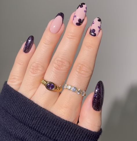 Nails Inspiration Purple And Black, Nail Ideas Dark Purple, Purple Nails Oval Shape, Short Dark Purple Acrylic Nails Design, Dark Purple Nails Ideas Almond, Short Dark Purple Nail Ideas, Dark Purple Acrylics With Designs, Dark Purple Nails With Design, Dark Spring Nails