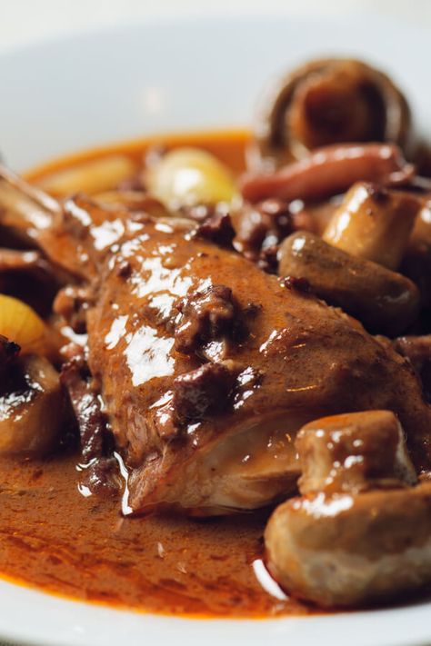 Coq Au Vin Slow Cooker, Red Wine Chicken, Slow Cooker Chicken Casserole, Coq Au Vin Recipe, Portabella Mushrooms, Crockpot Stew, Bacon Chicken, Pearl Onions, Crockpot Dishes