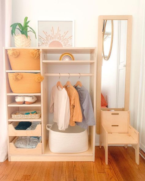 Diy Montessori Wardrobe, Montessori Toddler Bedroom, Montessori Wardrobe, Montessori Toddler Rooms, Montessori Home, Toddler Closet, Montessori Bedroom, Montessori Playroom, Montessori Room