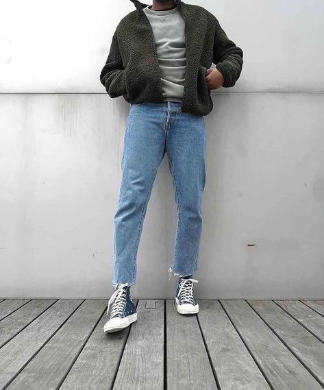 Look 80s, Baskets Converse, Levis Outfit, Jeans And Converse, Mens Casual Outfits Summer, Mens Trendy Outfits, Street Style Outfits Men, Men Stylish Dress, Guys Clothing Styles