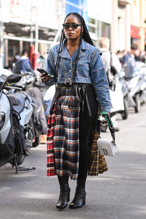 Nyfw 2023 Street Style Fall, Street Chic Winter, Paris Fashion Week Fall 2023 Street Style, Cold Weather Street Style, Paris Fashion Week 2024 Street Style, Cool Street Style, Fashion Week Street Style 2024, Paris Winter Fashion, Paris Street Style Fall