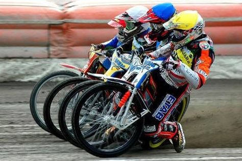 Tightest racing in the world. Bad@ss Speedway racing. Four laps of fury. Speedway Motorcycles, Flat Track Motorcycle, Flat Track Racing, Speedway Racing, Race Car Driving, Fast Sports Cars, Porsche Sports Car, Dirt Track Racing, Track Bike