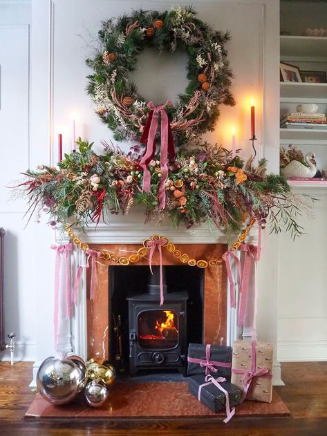 Fireplace mantel with decorative Christmas garlands made of dried fruit and winter foliage Christmas Garland Staircase, Sustainable Christmas Decorations, Winter Veil, British Christmas, Fireplace Garland, Diy Christmas Decorations For Home, Christmas Staircase, Christmas Fireplace Decor, Homemade Christmas Decorations