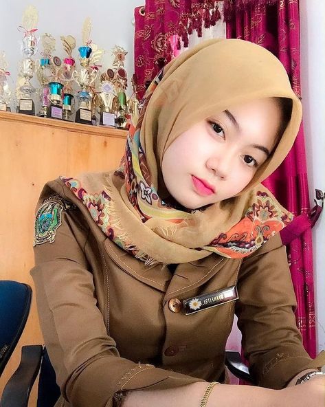 Dian Syahfitri,S.kom🌻 di Instagram "Kalau gak dikasih kepastian ya udh tinggalin berarti gak serius! Hehehe" Girls Hijab, Hijab Chic, Abaya Dress, Dream Girl, Muslim Girls, Hey Girl, Beautiful Hijab, Beauty Face, Hijab Fashion