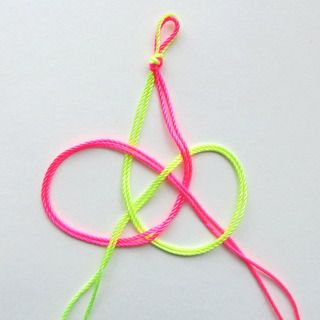 josephine knot tutorial Japanese Knot Bag Pattern, Knot Bag Pattern, Bracelets Pretty, Monkey Knot, Josephine Knot, Mops Crafts, Knot Tutorial, Japanese Knot, Macrame Knots Tutorial