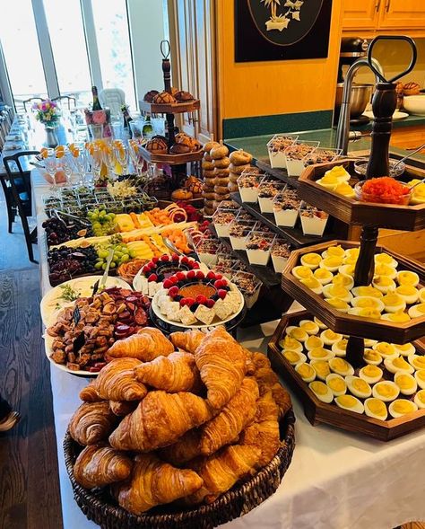 Charcuterie Masterclass! | Easter brunch and mimosa bar | Facebook Charcuterie Board Ideas Simple, Mimosa Breakfast, Breakfast Brunch Party, Foods Around The World, Cultural Foods, Friendsgiving Dinner Party, Mimosa Brunch, Brunch Bar, Fruit Platter Designs