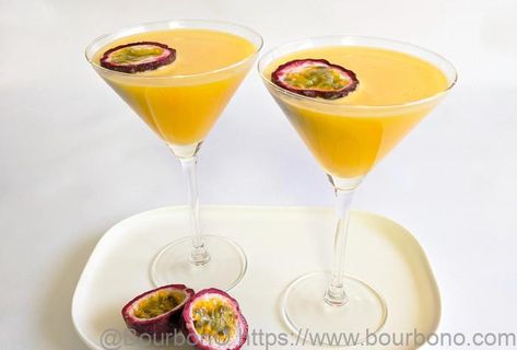 Passionfruit Cocktail, Passionfruit Martini, Vanilla Cocktail, Strong Cocktails, Passionfruit Recipes, Fruity Cocktail, Cocktails Recipes, Martini Recipe, Drink Alcohol