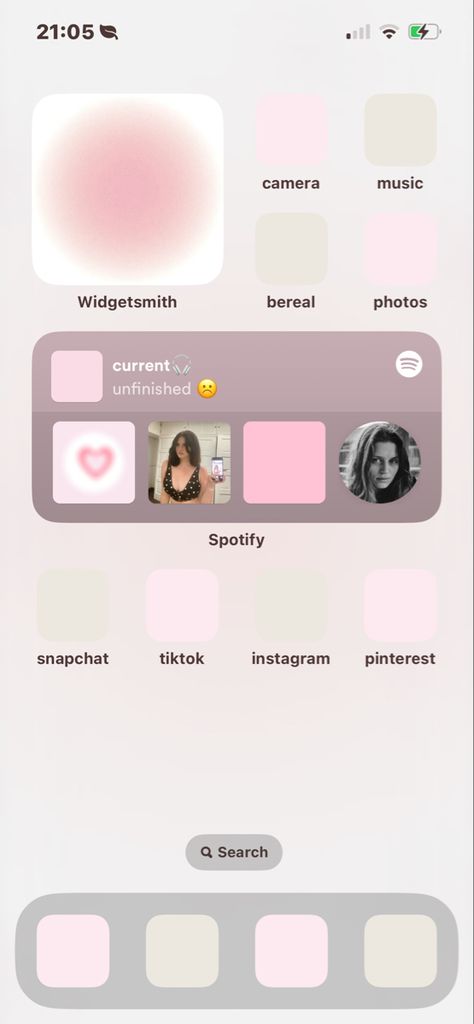 home screen inspiration aesthetic ios 16 Pink And White Ios 16, Light Pink Ios 16 Homescreen, Light Pink Iphone Layout, Pink And White Iphone Wallpaper, Pink Iphone Layout Homescreen, Iphone Ios 17 Layout, White And Pink Homescreen, White Ios 16 Homescreen, Home Iphone Ideas