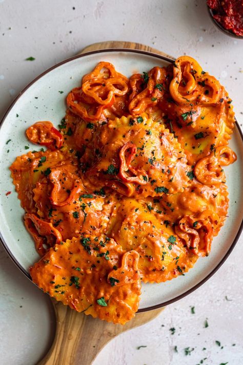 Raviolis With Creamy Harissa Sauce Giada Ravioli Recipe, Gourmet Ravioli, Cauliflower And Cheese, Vegetarian Gourmet, Harissa Sauce, Ravioli Recipe, Festive Food, Healthy Lunches, Yummy Eats