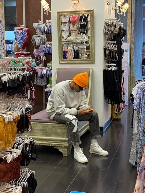 Orange Beanie Outfit, Adidas Forum High, Outfits With Adidas, Streetwear Fashion Outfits, Orange Beanie, Beanie Outfit, Adidas Forum, Orange Outfit, White Outfit