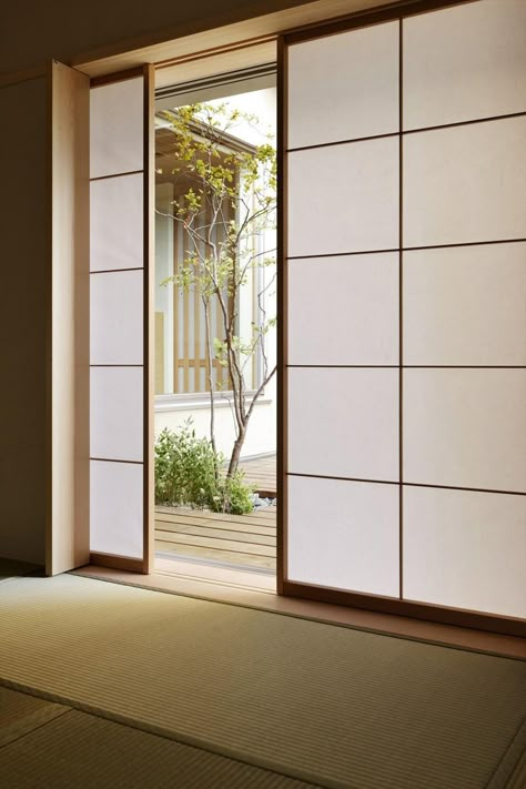 Interior Design Ideas - 5 Alternative Door Designs For Your Doorways // Shoji Sliding Doors Shoji Sliding Doors, Japanese Sliding Doors, Modern Japanese Interior, Japanese Home Design, Sliding Door Design, Japanese Interiors, Shoji Screen, Japanese Room, Japanese Screen