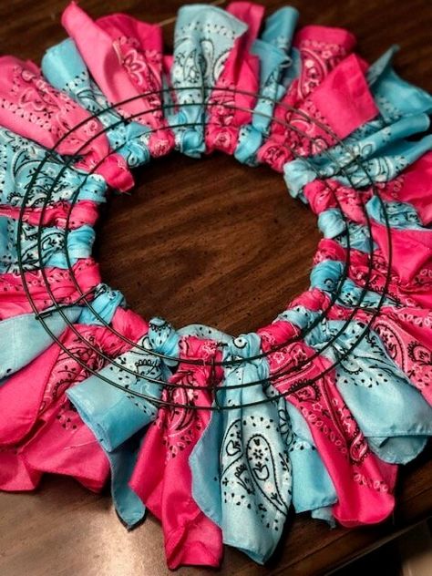 Bandana Wreath, Bandana Crafts, Flag Wreath, Easy Wreaths, Wreath Project, Wire Wreath Frame, Winter Decorations Diy, Fabric Wreath, Rag Wreath