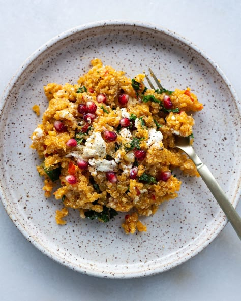 Baked Pumpkin Quinoa Quinoa Pumpkin, Justine Snacks, Pumpkin Quinoa, Spiced Chickpeas, Chili Paste, No Cooking, Entree Recipes, Best Dinner Recipes, Pomegranate Seeds