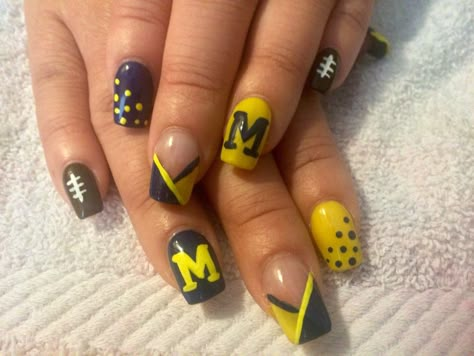 U of M nail art Michigan Nails Wolverines Go Blue, Michigan Wolverines Nail Designs, University Of Michigan Nail Designs, Michigan Wolverine Nails, Michigan Nails Go Blue, U Of M Nails, Michigan Football Nails, Michigan Wolverines Nails, Michigan Nails Wolverines