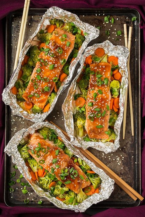 Honey Teriyaki Salmon, Healthy Salmon Dinner, Salmon And Veggies, Salmon In Foil Recipes, Salmon Teriyaki Recipe, Salmon In Foil, Plats Healthy, Garlic Butter Salmon, Healthy Salmon Recipes