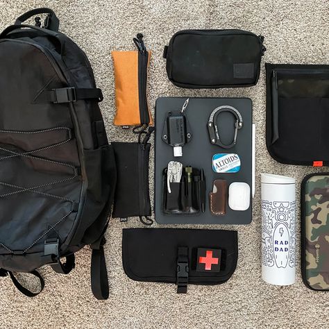 Mochila Edc, Summer Bag Essentials, Minimal Backpack, What's In My Backpack, Daily Backpack, School Bag Essentials, Backpack Essentials, Edc Tactical, Men Backpack