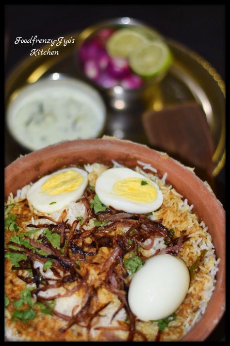 Clay Pot Chicken Dum Biryani Easy Tagine Recipes, Matka Biryani, Braiser Recipes, Clay Pot Chicken, Clay Pot Cooking Recipes, Chicken Dum Biryani, Beef Biryani, Chicken Biryani Recipe, Tagine Recipes