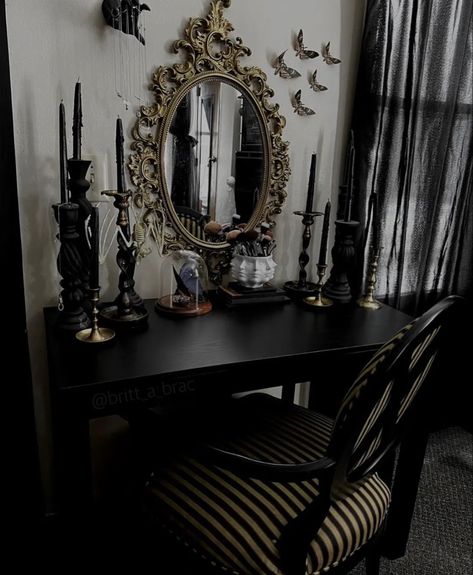 Makeup Storage Goth, Gothic Makeup Room, Goth Vanity Ideas, Goth Vanity, Gothic Vanity, Gothic Room Decor, Casa Rock, Gothic Victorian House, Gothic Table