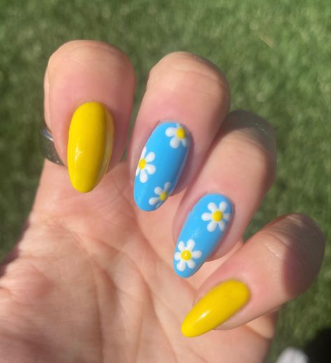 Daisie Nails, Blue Nails With Yellow Flowers, Blue And Yellow Flower Nails, Bluey Nail Ideas, Blue Daisy Nails, Yellow Daisy Nails, Yellow Blue Nails, Blue Yellow Nails, Spring Blue Nails