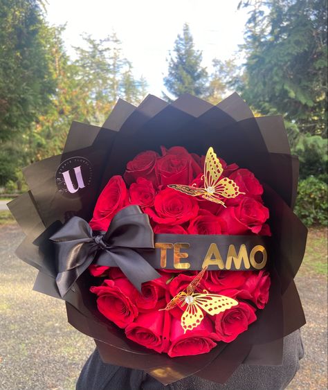 Beautiful bouquet of red roses with black wrapping paper. Black bow. Gold message. Gold butterflies. Ramo buchon. Red Roses With Black Wrapping, Black And Gold Flower Bouquet, Bouquet Of Red Roses, Black Wrapping Paper, Red Bouquet, Bouquet Gift, Red Rose Bouquet, Paper Black, Flowers Bouquet Gift