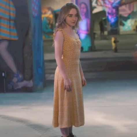 Work It Sabrina Carpenter Outfits, Work It Outfits Sabrina Carpenter, Sabrina Carpenter Work It Outfits, Quinn Ackerman Outfits, Work It Movie Outfits, Sabrina Carpenter Yellow Dress, Sabrina Carpenter Outfits Dresses, Sabrina Carpenter Yellow, Rachel Green Outfits