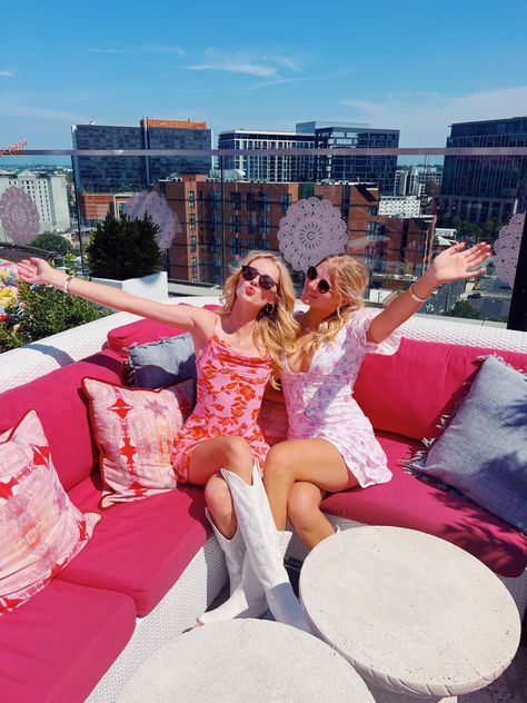 White Limozeen Nashville Outfit Pink, Nashville Party Ideas, Nashville Friend Pictures, Nashville Spring Break, Downtown Nashville Photoshoot, Nashville Girls Trip Aesthetic, Nashville Tennessee Outfits Summer, Nashville Instagram Pictures, Nashville Photo Ideas