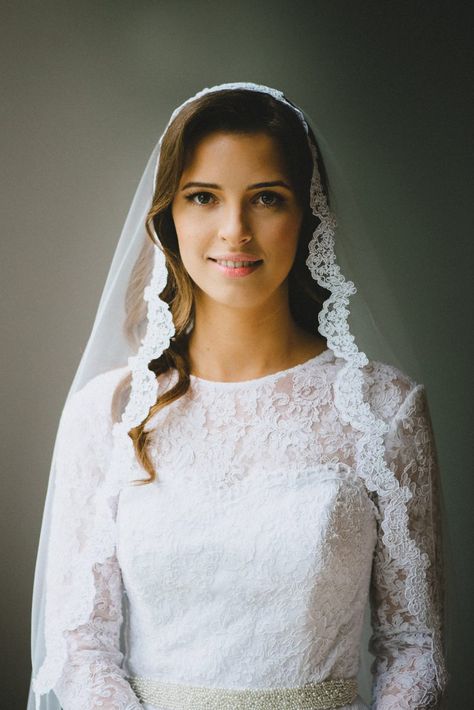 5 Wedding Veil Styles For Every Bride - Inspired Bride Wedding Veils With Hair Down, Quirky Bride, Wedding Veil Styles, Wedding Dress And Veil, Wedding Veil Vintage, Mantilla Veil, Veil Styles, Bride Veil, Wedding Veils Lace