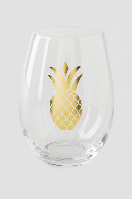 francesca's, gold stemless wine glass (pineapple). Pineapple Kitchen Theme, Pineapple Bedroom Decor, Pineapple Glasses, Pineapple Lights, Pineapple Kitchen, Deco Fruit, Pineapple Lovers, Pineapple Parties, Gold Pineapple