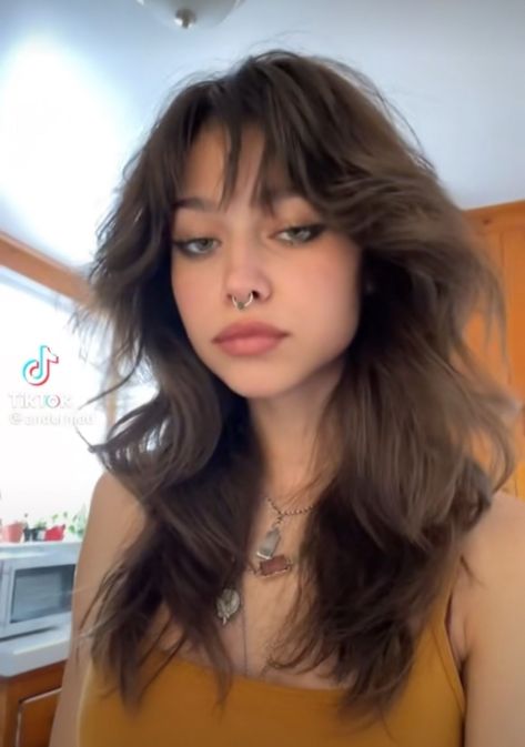 Check more at https://howcandothis.com/hairstyleideas/21596/ Grunge Hair Brown, Grunge Bangs Hairstyles, Long Wolf Cut With Bangs, Ig Poses, Black Deck, Wolfcut Hair Long, Y2k Hair, Eliza Dushku, Wavy Haircuts