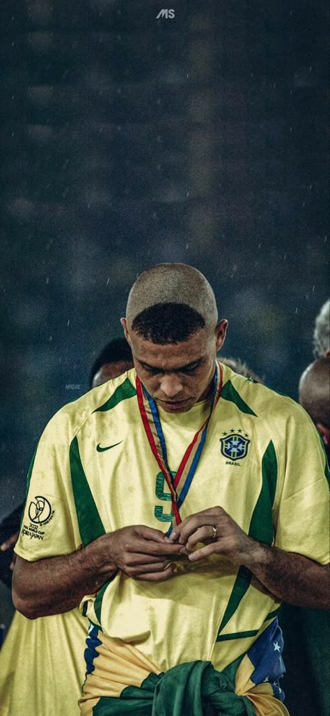 Iconic Football Photos, R9 Ronaldo, Football Pfp, Brazil Football Team, Football Players Photos, Football Board, Brazil Football, Soccer Photography, Legends Football