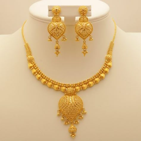 Gold Set Design, Non Traditional Wedding Rings, Plain Jewelry, Dubai Gold Jewelry, Traditional Wedding Rings, Gold Bridal Necklace, Gold Necklace Indian Bridal Jewelry, Gold Necklace Indian, Gold Bridal Jewellery Sets