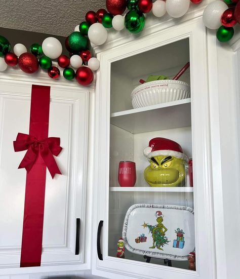 Grinch Christmas Kitchen Decor, Grinch Cocoa Bar, Grinch Bathroom Ideas, Grinch Kitchen Decor, Grinch Kitchen, Hot Cocoa Bar Christmas, Grinch Decorations, Ornament Garland, Kitchen Christmas