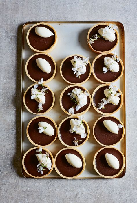 Chocolate praline tartlets | Food and Travel Magazine Dessert Tarts Mini, Hazelnut Paste, Desserts Pudding, Christmas Cookies Packaging, Praline Chocolate, Spring Baking, Sweet Pastry, Tart Dessert, Mini Tart