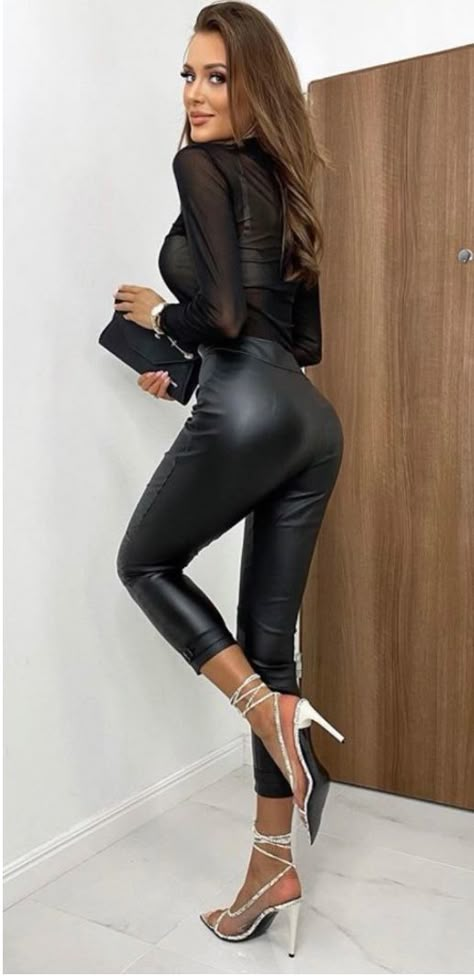 Tight Leather Pants, Wet Look Leggings, Leather Pants Outfit, 70s Women, Chique Outfits, Leather Pants Women, Black Leather Skirts, Vest Fashion, Girls Club