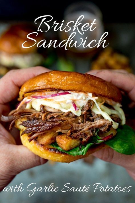 This Brisket Sandwich with garlic sauté potatoes and homemade coleslaw is proper man-food - perfect for Father's day! Recept Sandwiches, Slow Cooked Brisket, Sandwich Vegetarian, Sauteed Potatoes, Brisket Sandwich, Homemade Coleslaw, Brisket Recipes, Man Food, Burgers Sandwiches