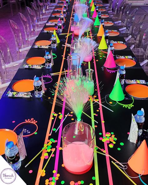 Neon lights, birthday nights! Table's set, ready for delights! ✨🎉 Glow In The Dark Table Setting, Neon Table Setting, Neon Table Decor, Neon Table Decorations, Neon Party Table, Ft Calls Pictures, Neon Table, Neon Dance, Sweet 13