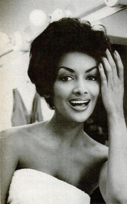 In 1950s America Helen Williams became the first black female model to break into the fashion mainstream. Helen Williams Model, Black Ancestors, Dorothy Dandrige, Helen Williams, Jerry Hall, Jean Shrimpton, African American Fashion, Vanessa Williams, First Ladies