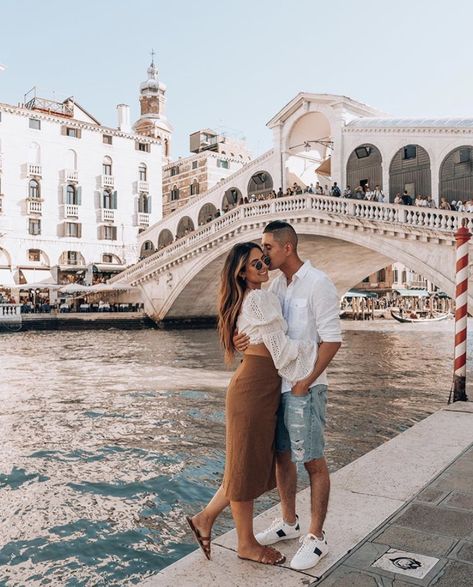 Venice Picture Ideas Couple, Summers In Italy Outfits, Paris Couple Outfit Ideas, Europe Couple Outfits, Couple Poses Italy, Venice Photo Ideas Couples, Venice Italy Couple Pictures, Milan Couple Photos, Europe Couple Pictures