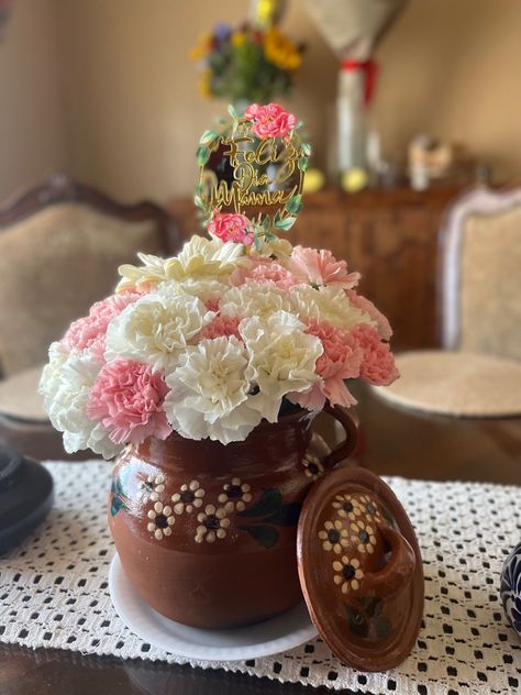 Jarrito With Flowers, Barro Flower Arrangement, Mexican Aesthetic Party Decor, Cantarito Flower Arrangements, Cantaritos Centerpiece Ideas, Barro Centerpiece, Mexican Vases With Flowers, Cantarito Centerpiece, Mexican Floral Arrangements