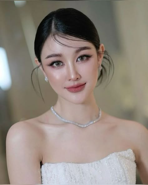 #makeuplover #beautyobsessed #makeuptips #glamgoals #makeupaddict #beautycommunity Thai Makeup Look, Thai Makeup, Make Up Wisuda, Makeup Wisuda, Makeup Asia, Korean Eye, Bridal Eye Makeup, Soft Makeup Looks, Graduation Makeup