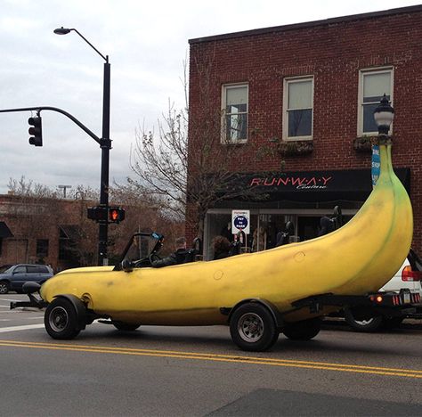 Banana Car on the Street Small Luxury Cars, Strange Cars, Car Wheels Rims, Lamborghini Veneno, Weird Cars, A Banana, Car Humor, Car Wheels, Hot Cars