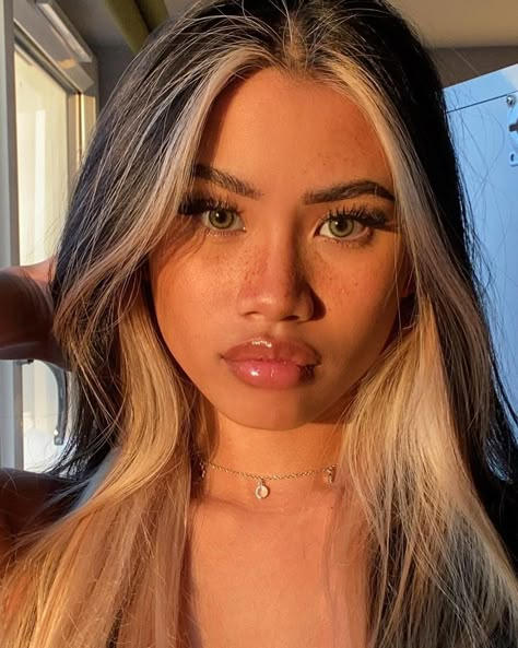 @angelysiaa Blonde Peekaboos On Dark Hair, Dark Hair With Bangs, Blonde Underneath Hair, Underdye Hair, Highlights On Dark Hair, Blonde Underneath, Peekaboo Hair Colors, Split Dyed Hair, Hair Color Underneath