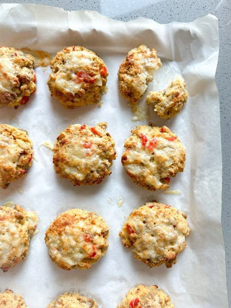 HIGH-PROTEIN CHEESY BREAKFAST BISCUITS Breakfast Biscuit Recipe, Protein Biscuits, Cheesy Breakfast, Breakfast Biscuits, Gluten Free Biscuits, Creamy Rice, Shredded Cheddar Cheese, High Protein Breakfast, Eat Better