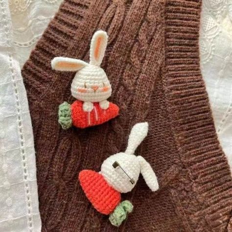 Crochet Family, Rabbit With Carrot, Crochet Brooch, Easter Crochet Patterns, Crochet Rabbit, Crochet Hair Accessories, Brooch Diy, Easter Crochet, Magic Ring