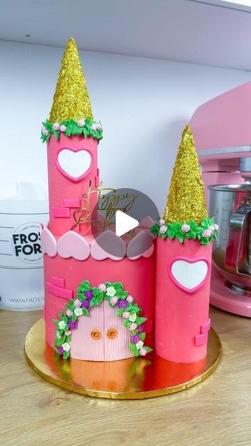 Frost Form® on Instagram: "Imagine that special little Birthday Princess walking in to their party to see THIS! 👑🤭 Can’t you just feel their excitement?! 🥹  Using Frost Form made it SO much easier to make this Castle Cake! 🏰 Plus, it’s all edible!! 🙌🏻  You can create this cake too using our 3” & 7” Kits from www.frostform.com!  Video by @pinkaliciouscakes 💕" Princess Cake Videos, Princess Birthday Cakes, Easy Castle Cake, Princess Cake Ideas, Frost Form, Princess Theme Cake, Castle Birthday Party, Cake Decorating For Kids, Castle Cakes