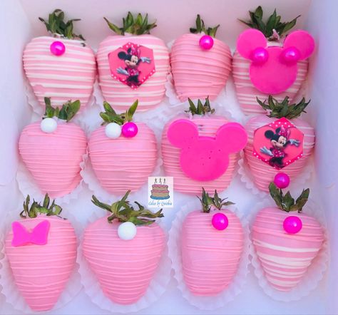 Minnie Mouse Strawberry Covered, Minnie Mouse Chocolate Strawberries, Minnie Mouse Strawberries, Minnie Mouse Birthday Treats, Minnie Mouse Treats, Cake Sicles, Dipped Treats, Minnie Baby Shower, Treat Maker